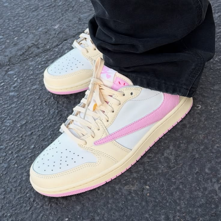 Travis Scott rosa em uso